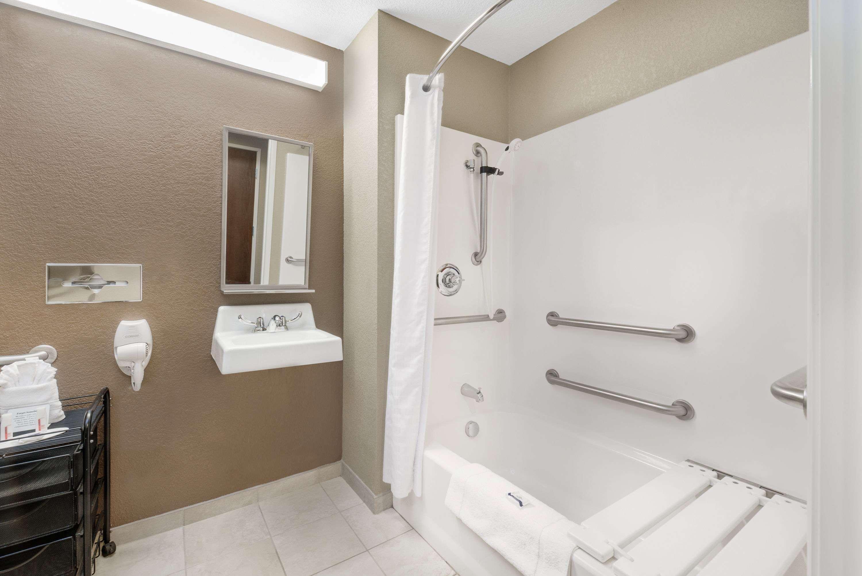 Microtel Inn & Suites By Wyndham Williston Bagian luar foto
