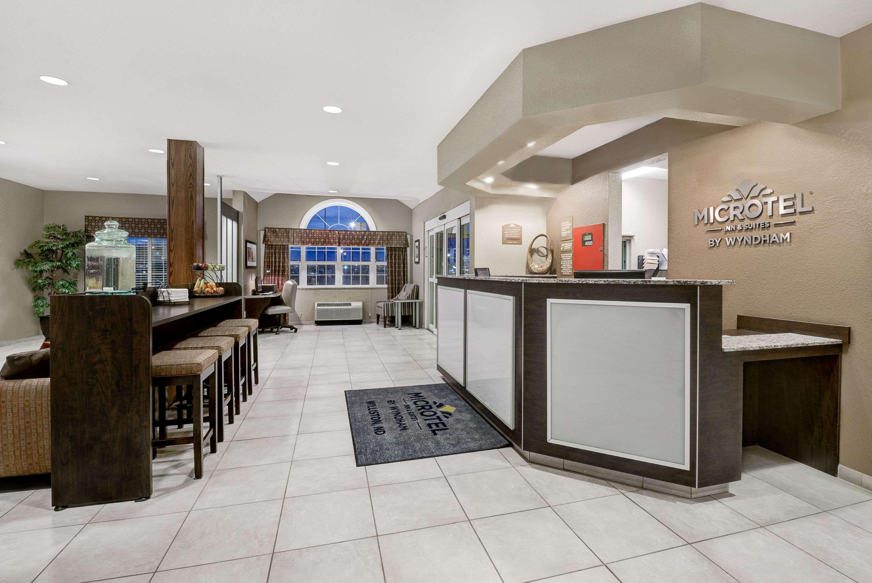 Microtel Inn & Suites By Wyndham Williston Bagian luar foto